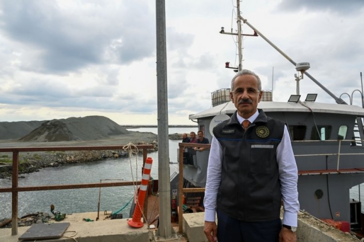 Bakan Uraloğlu: İskenderun Limanında depremin yaralarını hızla siliyoruz