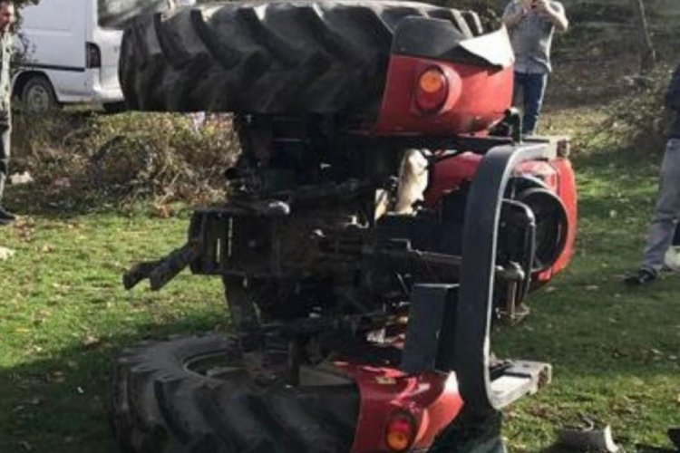 Bursa İneg&ouml;l'de trakt&ouml;r park halindeki araca &ccedil;arparak devrildi: 1 yaralı