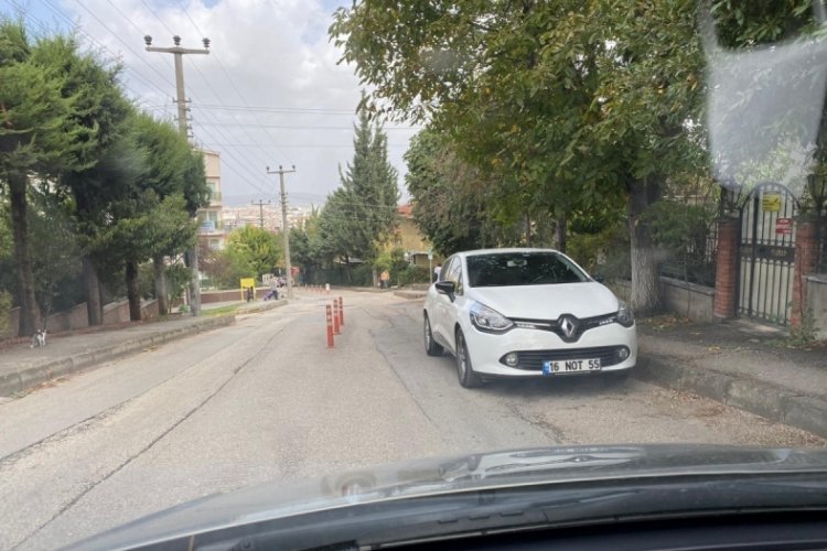 Bursa'da hatalı park! Diğer s&uuml;r&uuml;c&uuml;ler zorlandı