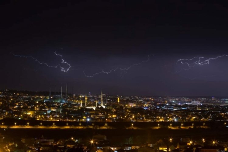Edirne'de şimşekler geceyi aydınlattı