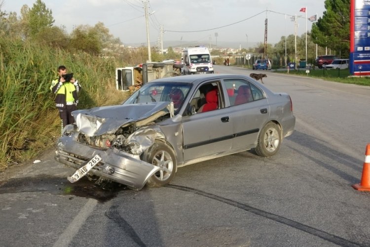 K&uuml;tahya'da trafik kazası: 3 yaralı
