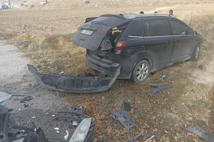 Afyonkarahisar'da otomobil kazası: 8 yaralı, ara&ccedil;lar hurdaya d&ouml;nd&uuml;