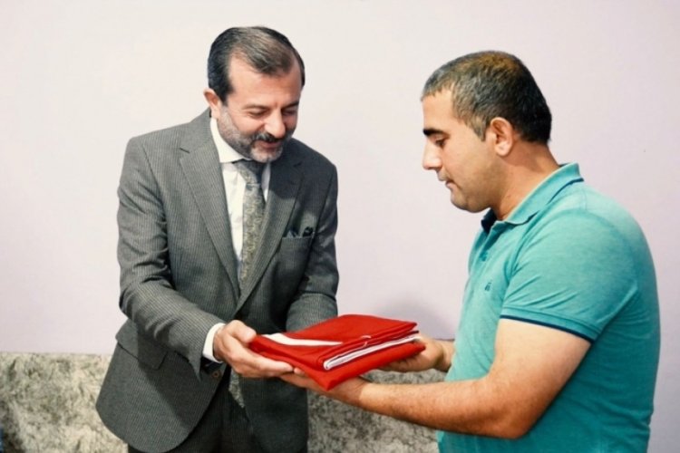 Başkan Işık'tan Akyol ailesine bayrak hediyesi