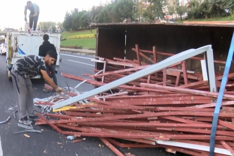 İstanbul'da  kamyonet devrildi, trafik yoğunluğu oluştu