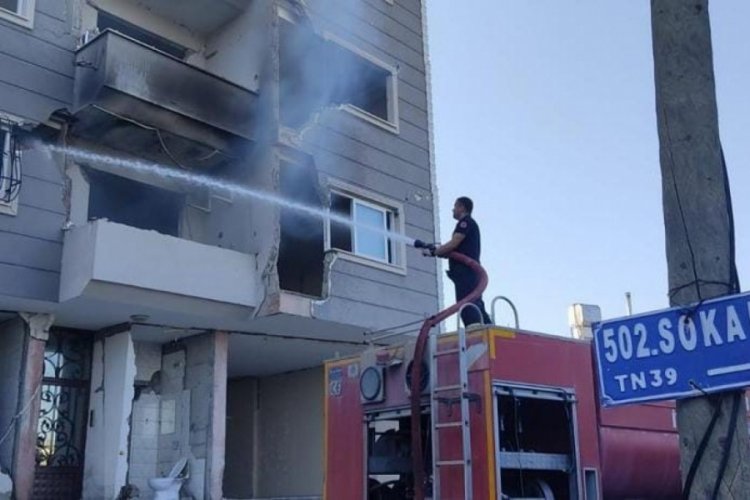 Hatay'da hasarlı binada yangın &ccedil;ıktı