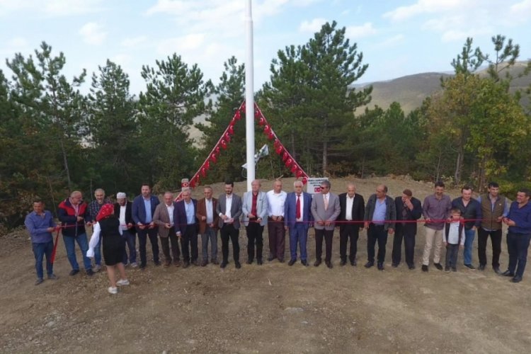 Bursa'da k&ouml;yl&uuml;ler 100. yıla &ouml;zel 23 metre uzunluğunda bayrak dikti