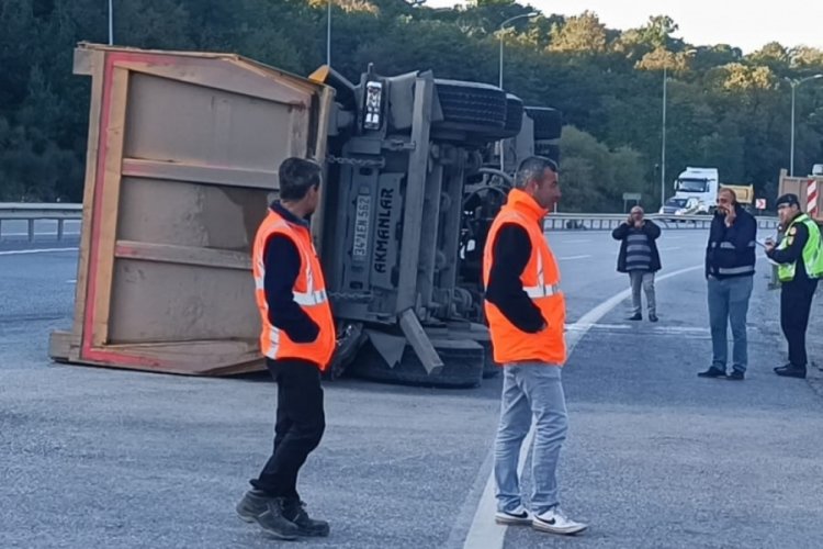 İstanbul'da otomobil ile hafriyat kamyonu &ccedil;arpıştı!