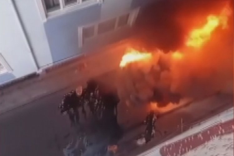 İstanbul'da sokak s&uuml;p&uuml;rme aracı yandı