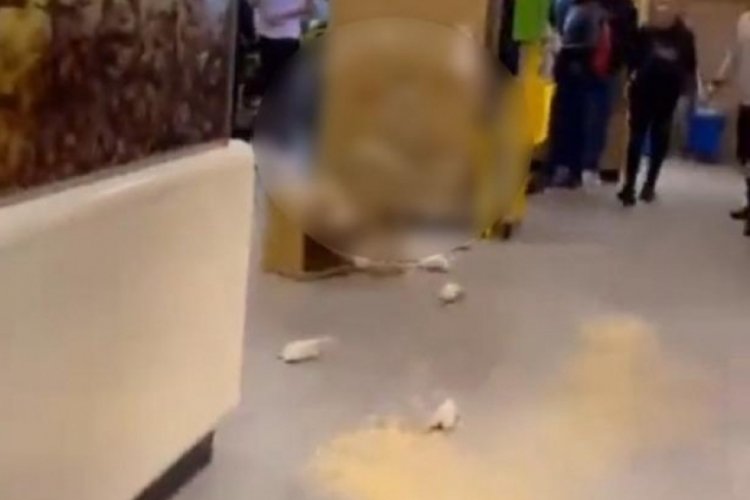 İstanbul'da insanlar yemek yerken i&ccedil;eri girip fare dolu kutuyu fırlattı