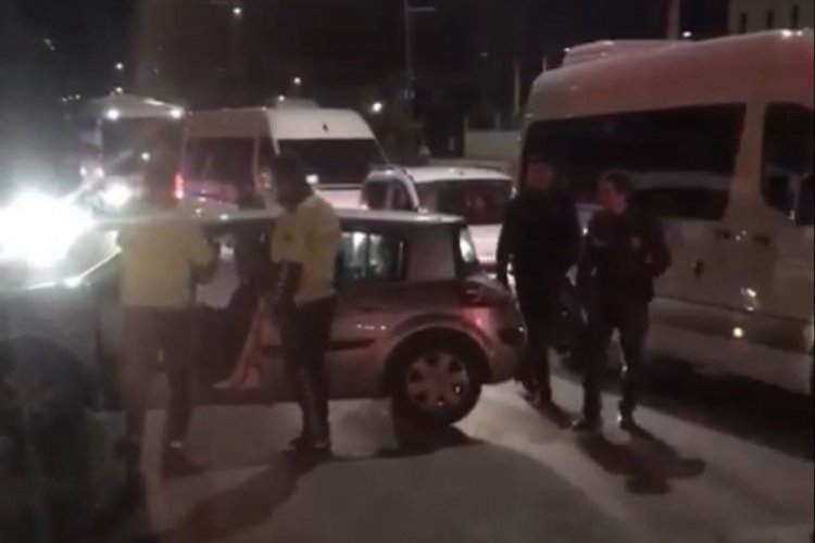 Bursa'da bir s&uuml;r&uuml;c&uuml; ara&ccedil;ta uyuyakaldı! Trafiği fel&ccedil; etti