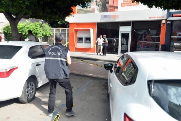 Adana'da kaldırımda y&uuml;r&uuml;rken uğradığı silahlı saldırıda yaralandı