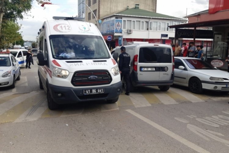 Kocaeli'de husumetlilerin bı&ccedil;aklı kavgası; 3 yaralı