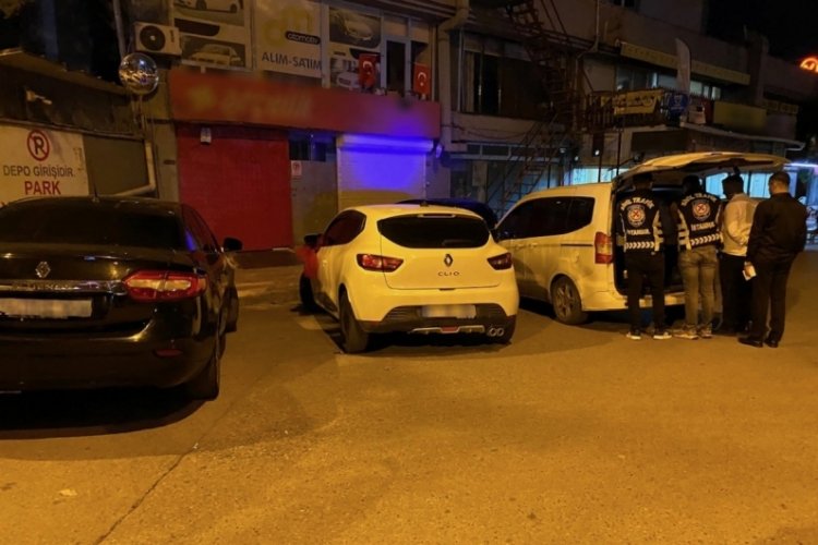 İstanbul'da yolu kapatıp eğlenen s&uuml;r&uuml;c&uuml;lere ceza