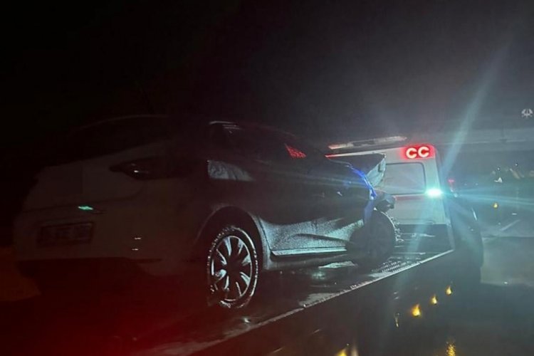 Sakarya'da ters y&ouml;nde ilerleyen otomobil TIR'la &ccedil;arpıştı!
