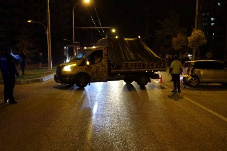 Malatya'da otomobil ref&uuml;j ile beton pompa aracı arasına sıkıştı