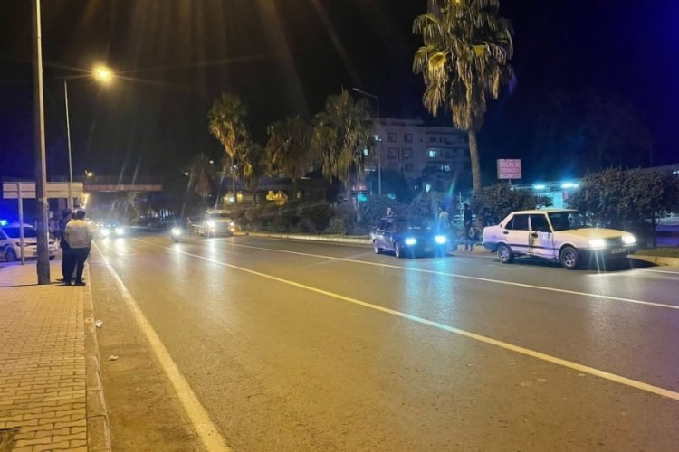 Antalya'da iki otomobil &ccedil;arpıştı, iki kişi yaralandı