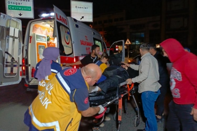 İstanbul'da motosiklet otomobile &ccedil;arptı: 1 yaralı