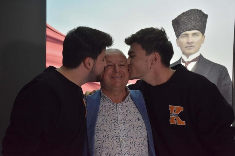 İzmir'de babalarının 21 yıl &ouml;nce yazdığı mektuplar 2 kardeşe ulaştı