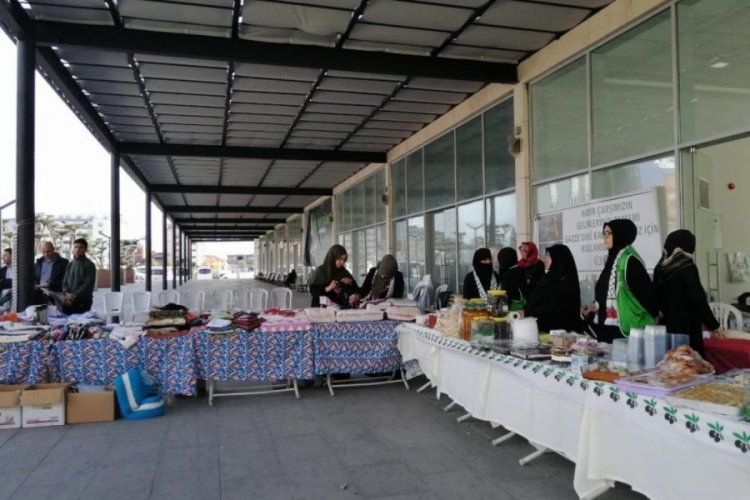 Bursa'da İHH Orhangazi, Gazze i&ccedil;in k&uuml;lt&uuml;r merkezi &ouml;n&uuml;nde yardım pazarı kurdu