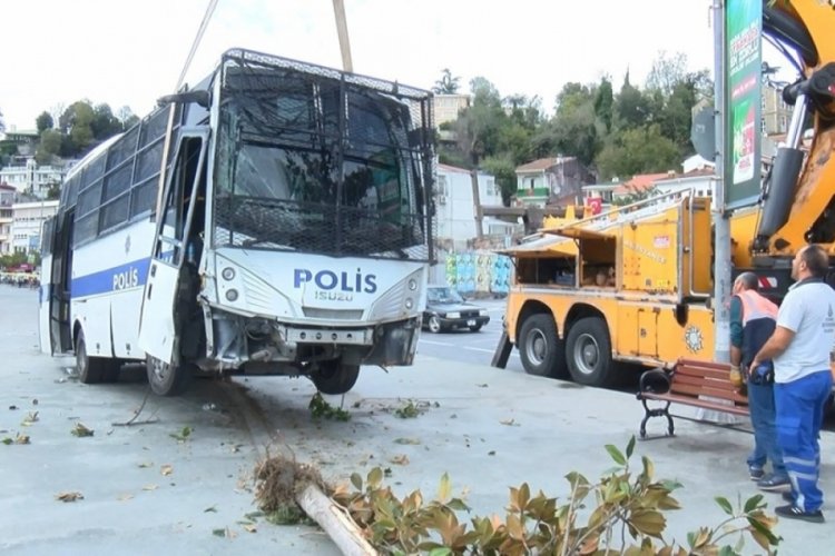 Polis aracı denize d&uuml;şmekten son anda kurtuldu