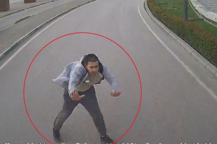Bursa'da tartıştığı taksicilerden ka&ccedil;an gen&ccedil; kamerada
