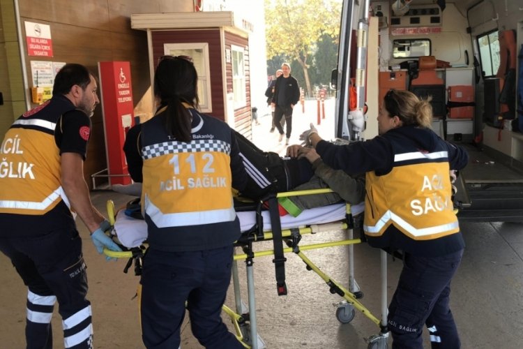 Bursa'da &uuml;zerinden kamyonet ge&ccedil;en s&uuml;r&uuml;c&uuml; yaralandı