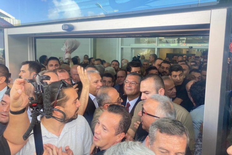 CHP Genel Başkanı &Ouml;zg&uuml;r &Ouml;zel'e İzmir'de yoğun ilgi