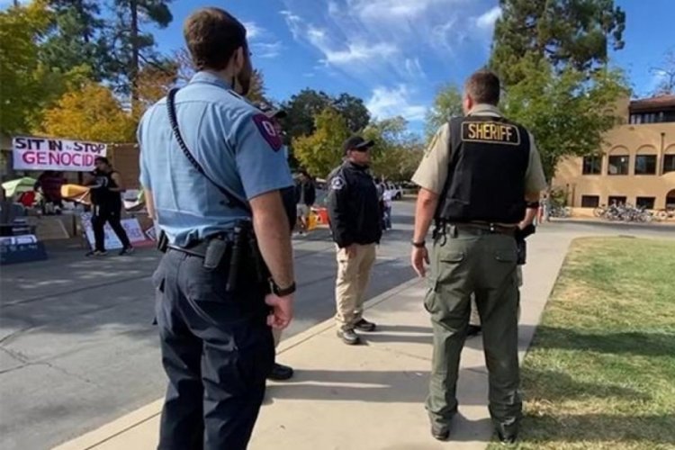 ABD'de Stanford &Uuml;niversitesinde bir kişi, M&uuml;sl&uuml;man &ouml;ğrenciye arabasıyla vurup ka&ccedil;tı
