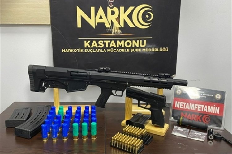 Kastamonu'da, el fenerinin i&ccedil;inde uyuşturucu saklayan kişi yakalandı