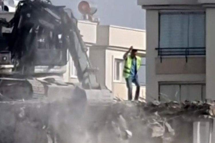 Adana'da bir iş&ccedil;i, tehlikeye aldırmadan damda dans etti