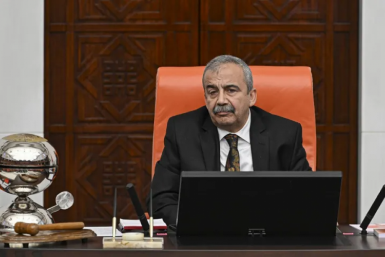 Sırrı S&uuml;reyya &Ouml;nder'in yargılanması durduruldu