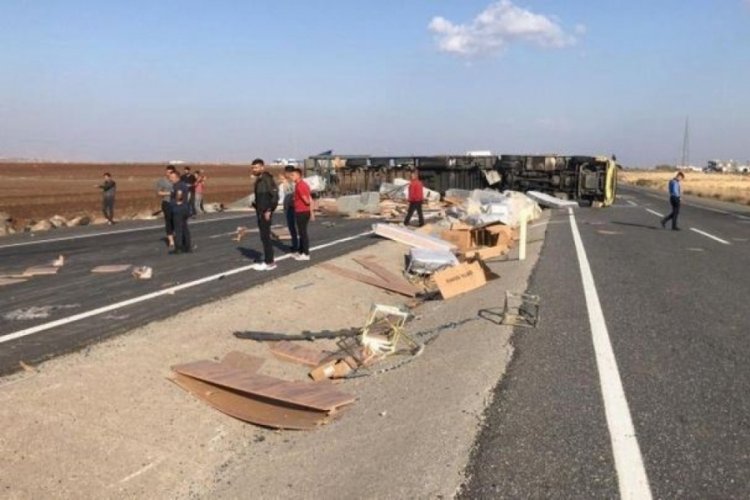 Mardin'de mobilya y&uuml;kl&uuml; tır devrildi, 1 kişi yaralandı