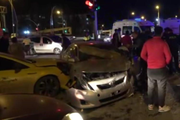 Malatya'da 3 ara&ccedil; birbirine girdi!