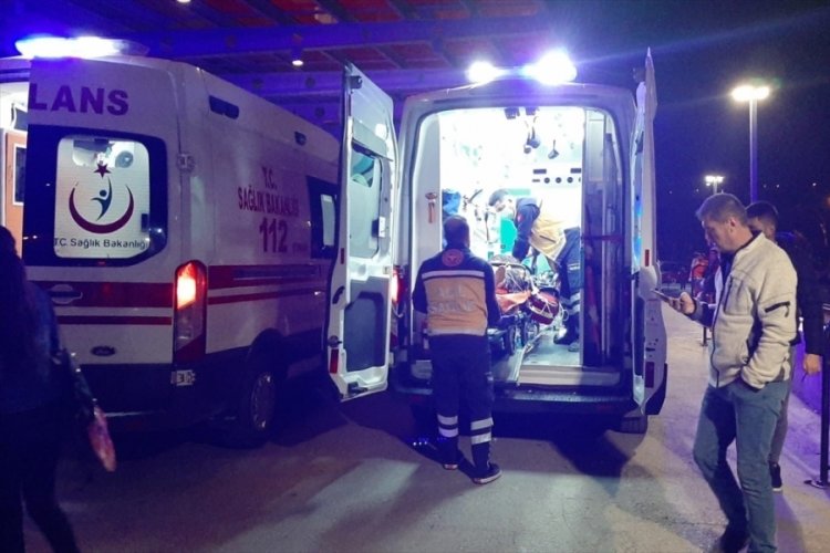 &Ccedil;orum'da iki otomobil &ccedil;arpıştı, anne ve oğlu hayatını kaybetti