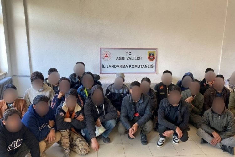 Ağrı'da 25 Afgan g&ouml;&ccedil;men yakalandı