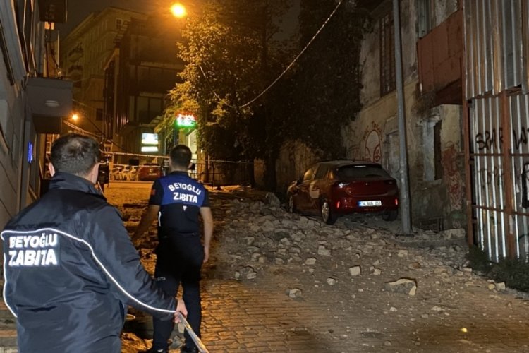 İstanbul'da binadan d&ouml;k&uuml;len taş par&ccedil;alar 3 aracı pert etti