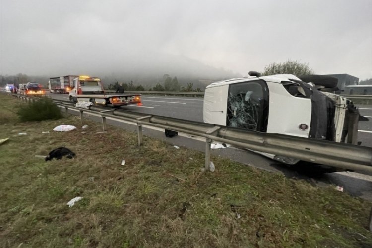 Anadolu Otoyolu'nda iki otomobilin karıştığı kazada 6 kişi yaralandı