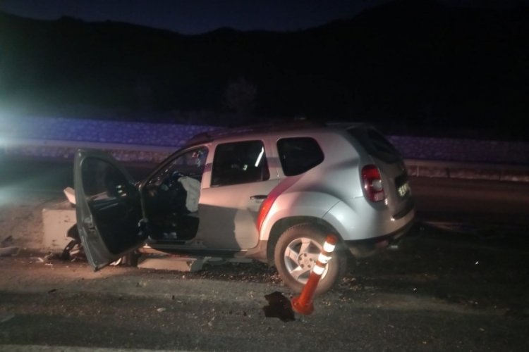 Amasya'da otomobil beton logara &ccedil;arptı, 2 kişi yaralı