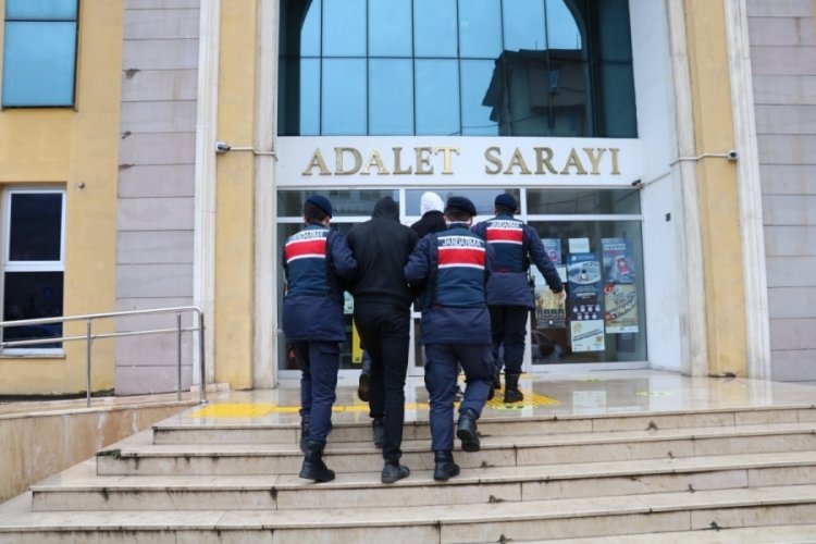 Artvin'de 15 d&uuml;zensiz g&ouml;&ccedil;men yakalandı