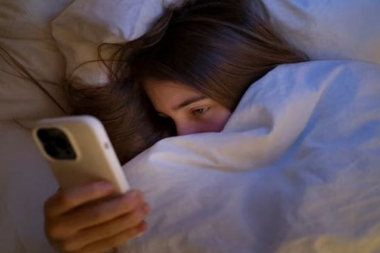 Akıllı telefonlar uykunuzu ka&ccedil;ırabilir: İşte yatmadan &ouml;nce yapmanız gerekenler