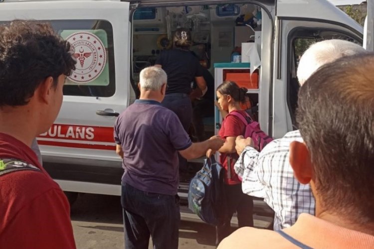 Mersin'de otomobil &ouml;ğrencilerin bulunduğu otob&uuml;s durağına daldı!
