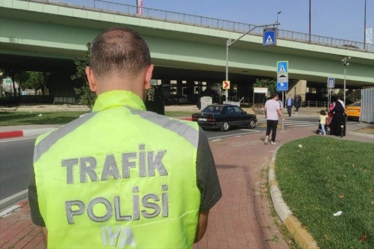 İstanbul'da yaya ge&ccedil;idinde kurallara uymayan s&uuml;r&uuml;c&uuml;lere para cezası