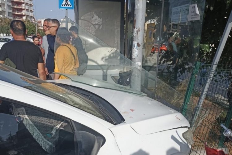 Otomobil okul &ccedil;ıkışı durağa daldı; 3 &ouml;ğrenci yaralandı