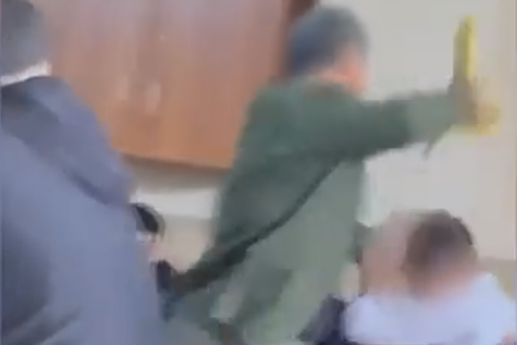 Lisede skandal g&ouml;r&uuml;nt&uuml;ler! Kitapla darp etti