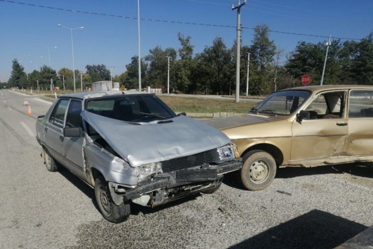 Isparta'da otomobil &ccedil;arpışması, 2 yaralı