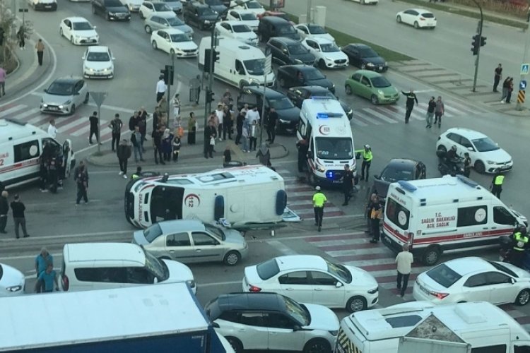 Bursa'da feci kaza! Bir ambulans devrildi