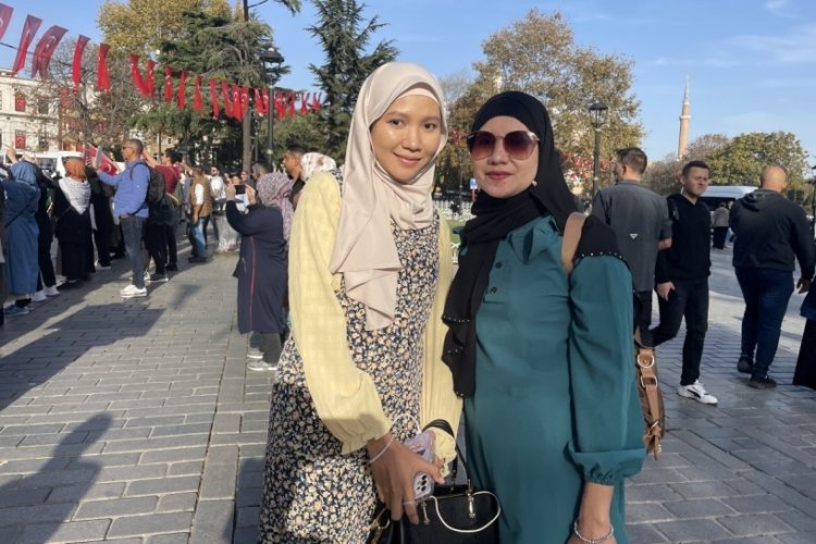 İstanbul'da Filistinlilere destek i&ccedil;in başlatılan sessiz oturma eylemine turistlerden destek