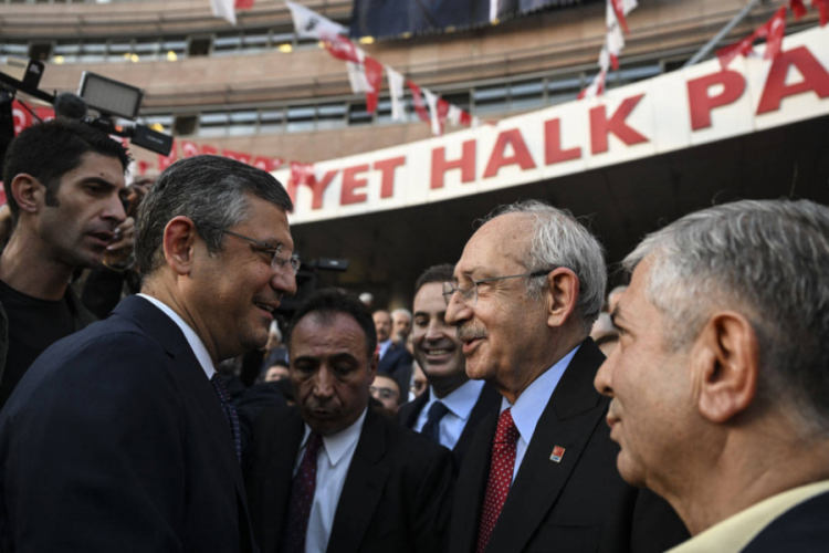 CHP'de devir teslim: &Ouml;zg&uuml;r &Ouml;zel d&ouml;nemi başladı