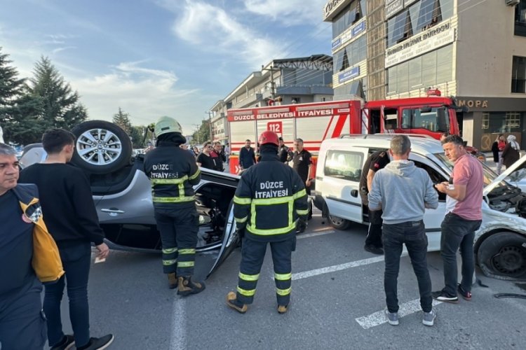 D&uuml;zce'de cip, hafif ticari ara&ccedil; ile &ccedil;arpıştı: 2 yaralı