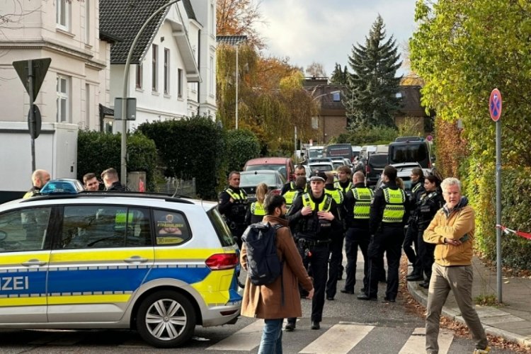 Almanya'da okulda &ouml;ğretmene silahlı tehdit